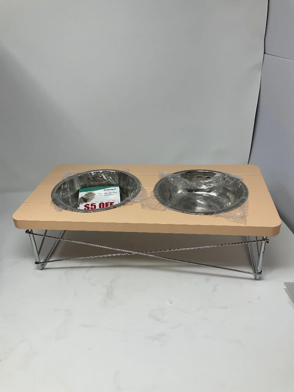 Dog or cat feeding station. P04
